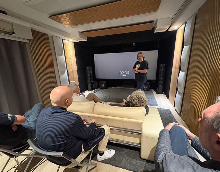 Demo di videoproiettori 4K laser nello showroom Spazio2M di Milano