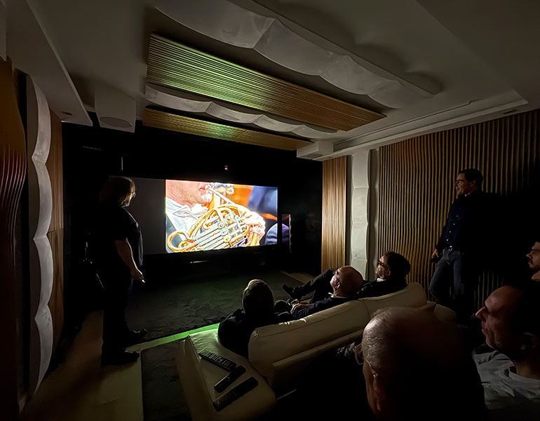 Sala cinema in casa con schermo cinemascope e poltrone reclinabili