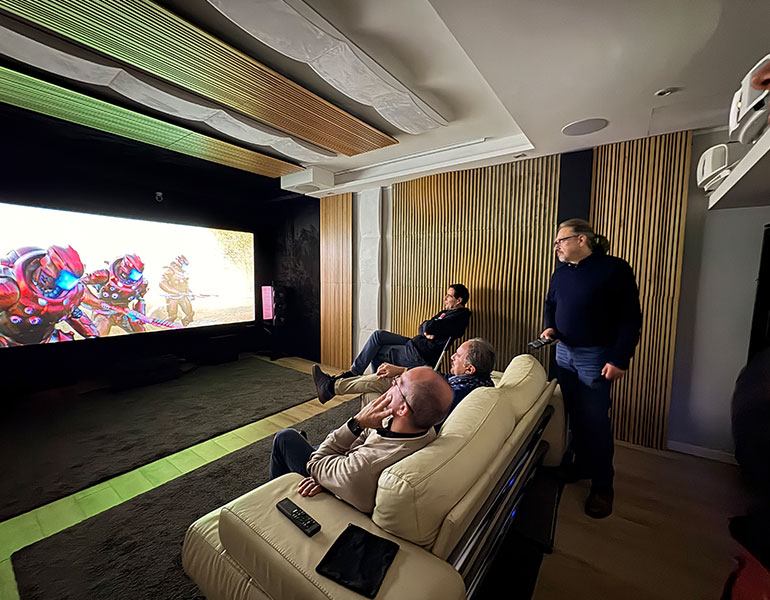 Sala home cinema con videoproiettore laser e schermo cinemascope
